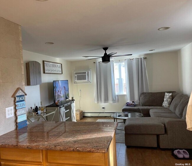 270 W Pine St-Unit -lower in Long Beach, NY - Building Photo - Building Photo