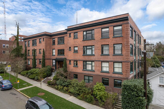 Highland Court Apartments in Seattle, WA - Building Photo - Building Photo