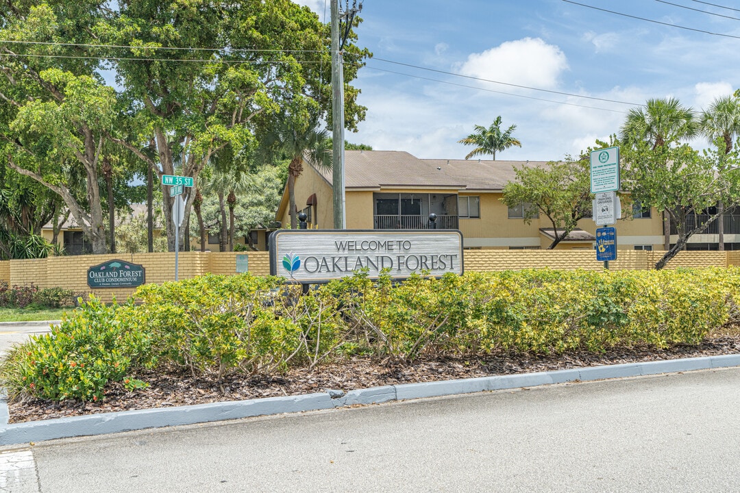 Oakland Forest Club in Oakland Park, FL - Building Photo