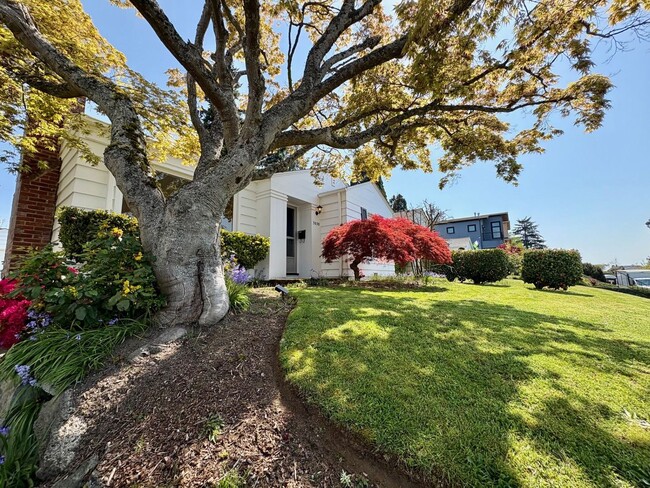 property at 3038 W Viewmont Wy W