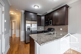 2346 W Grand Ave in Chicago, IL - Building Photo