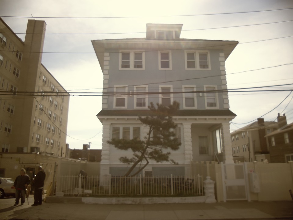 147 Beach 113th St in Rockaway Park, NY - Building Photo