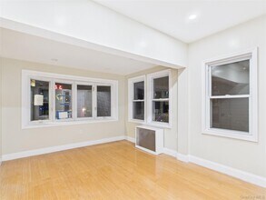 25-16 Curtis St in Queens, NY - Building Photo - Building Photo