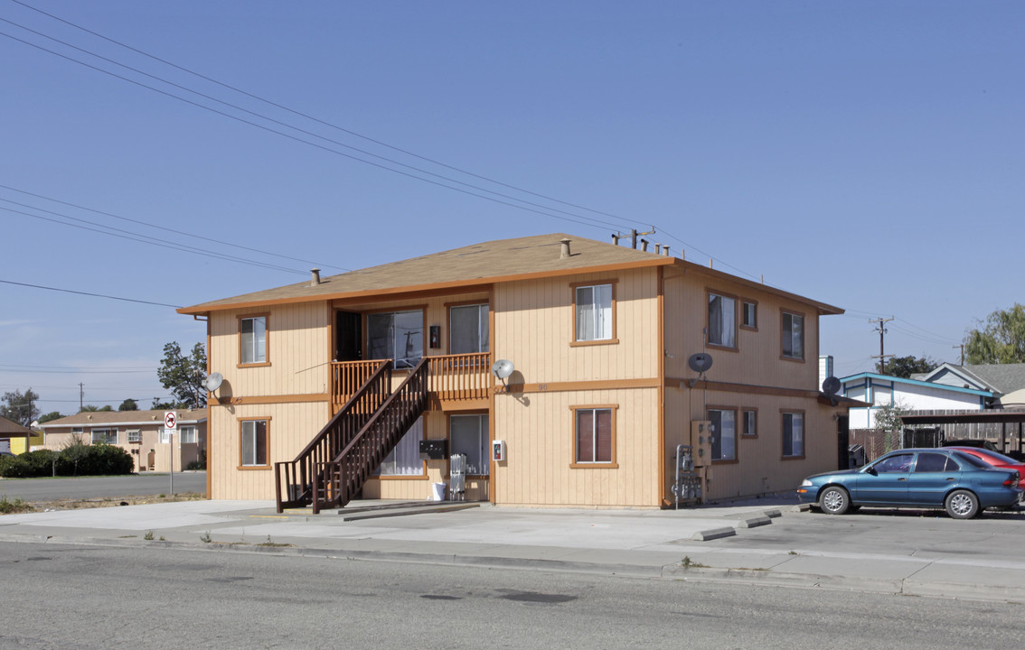 90 3rd St in Hollister, CA - Building Photo