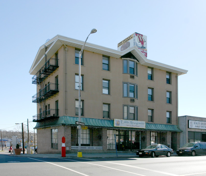 350-352 Main St in Hackensack, NJ - Building Photo