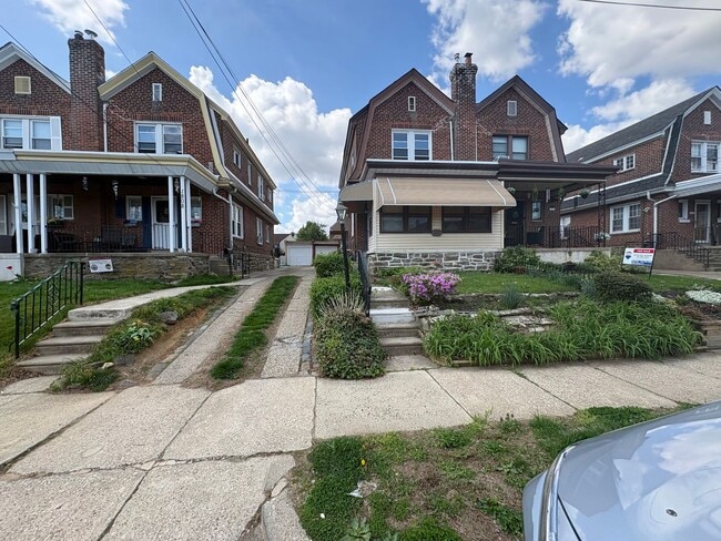 property at 1806 Hoffnagle St