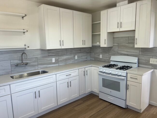 8041 Ney Ave, Unit 8041 in Oakland, CA - Foto de edificio - Building Photo