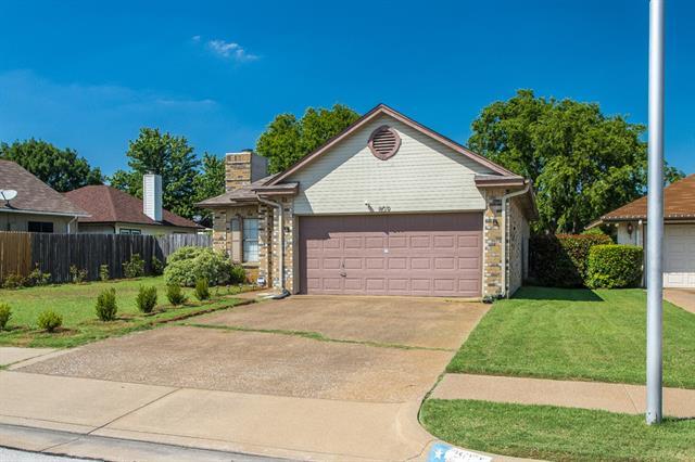 809 Waverly Dr in Arlington, TX - Building Photo