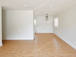 1135 NE Holland St in Portland, OR - Building Photo - Building Photo