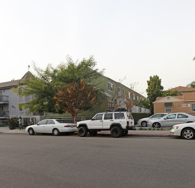 245 W Verdugo Ave in Burbank, CA - Foto de edificio - Building Photo