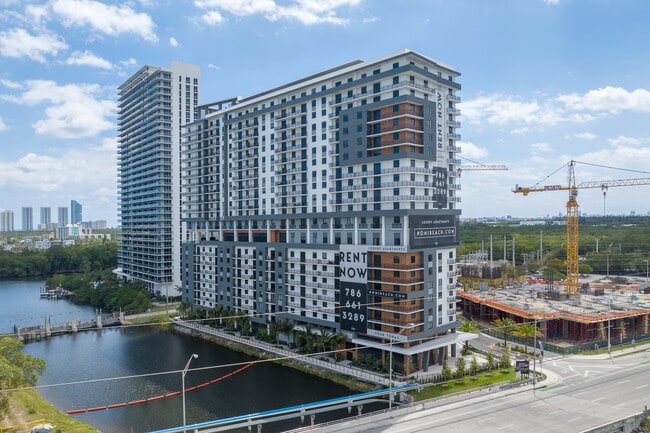 Soleste NoMi Beach in Aventura, FL - Foto de edificio - Building Photo