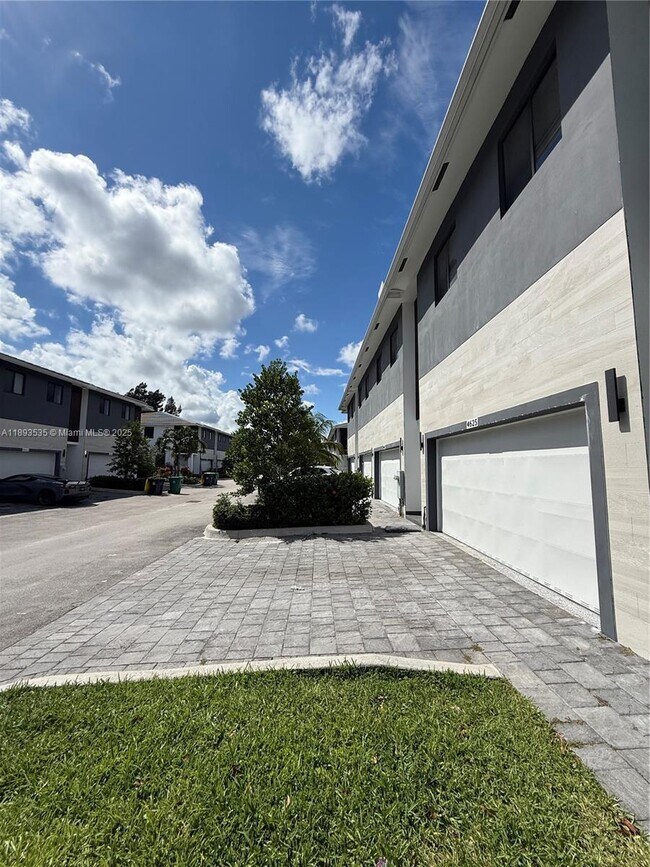 4625 SW 32nd Ave in Fort Lauderdale, FL - Building Photo - Building Photo