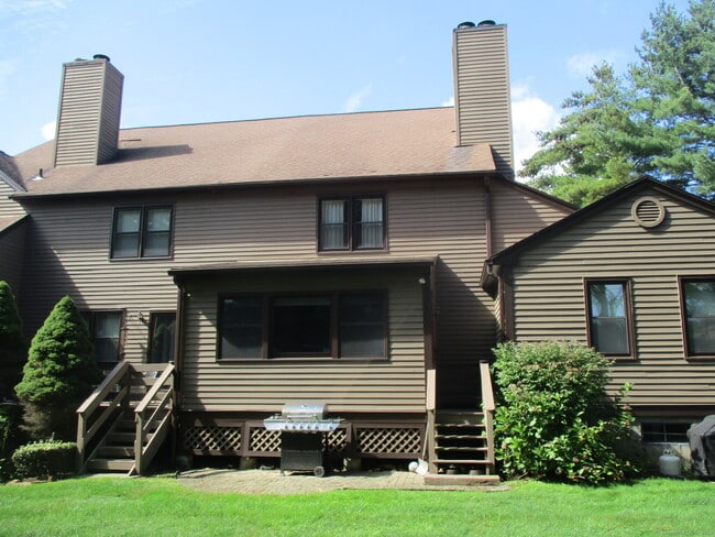 33 Stillmeadow Cir in Monroe, CT - Building Photo - Building Photo