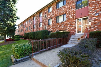 Edgewood Court Apartments in Pittsburgh, PA - Foto de edificio - Building Photo