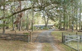 10898 89th Rd in Live Oak, FL - Building Photo