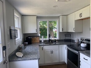 2 Hall Rd in Portsmouth, RI - Foto de edificio - Building Photo