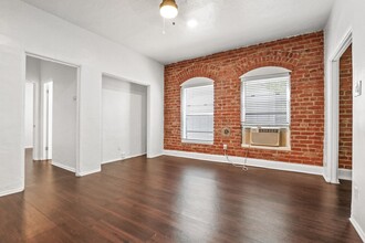 Silver Lake Towers in Los Angeles, CA - Building Photo - Interior Photo