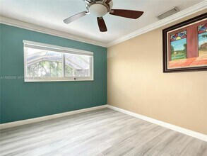 10220 SW 160th St in Miami, FL - Foto de edificio - Building Photo