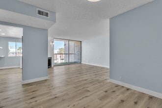 725 N Royal Crest Cir, Unit 237 in Las Vegas, NV - Building Photo - Building Photo