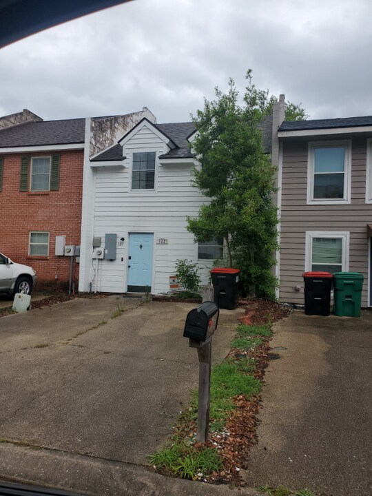 127 E Pamela Dr in Lafayette, LA - Building Photo
