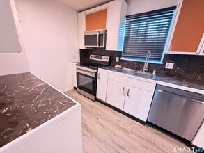 148 High Path Rd in Windsor, CT - Building Photo - Building Photo