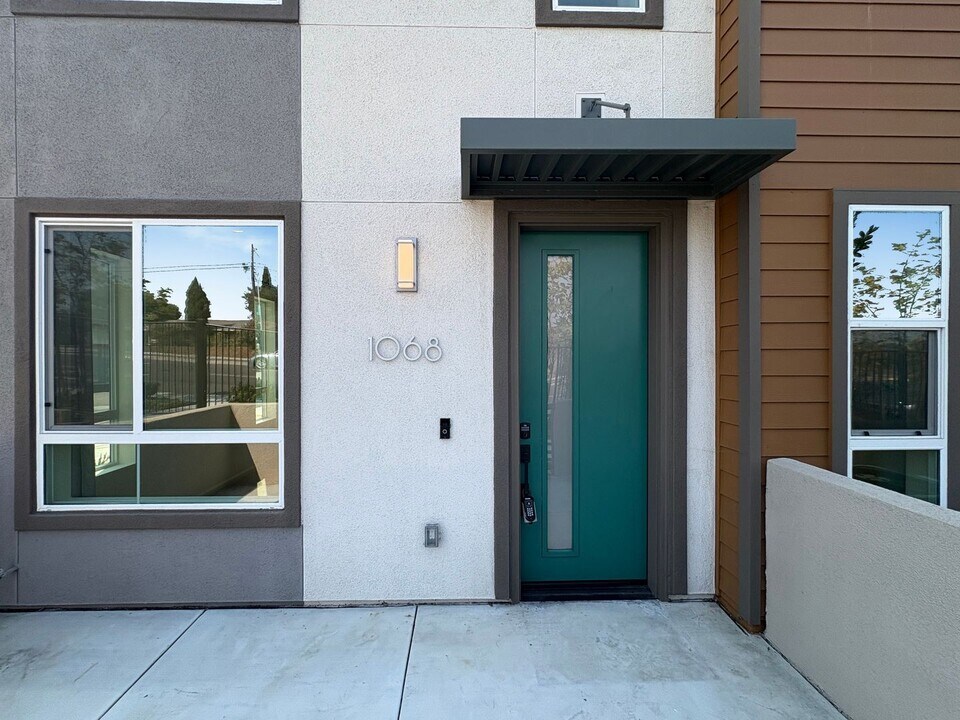 1068 Kendale Wy in Vista, CA - Foto de edificio