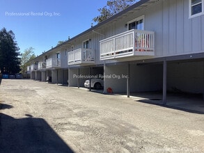 445 S E St in Santa Rosa, CA - Foto de edificio - Building Photo