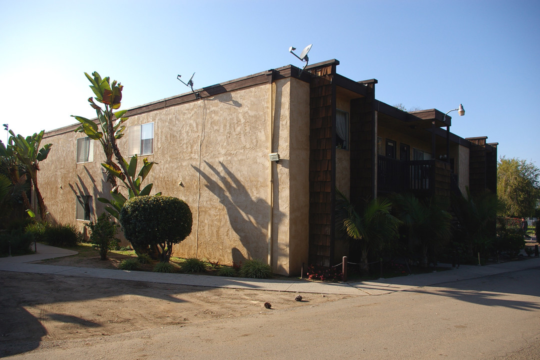 945 Chestnut Ave in Carlsbad, CA - Building Photo