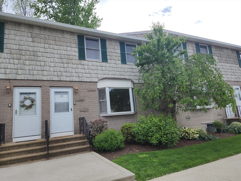 200 Lambert Terrace in Chicopee, MA - Building Photo