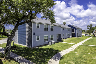 St. Laurent Apartments in Aransas Pass, TX - Foto de edificio - Building Photo