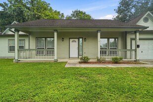 321 E Wilkins St in League City, TX - Building Photo
