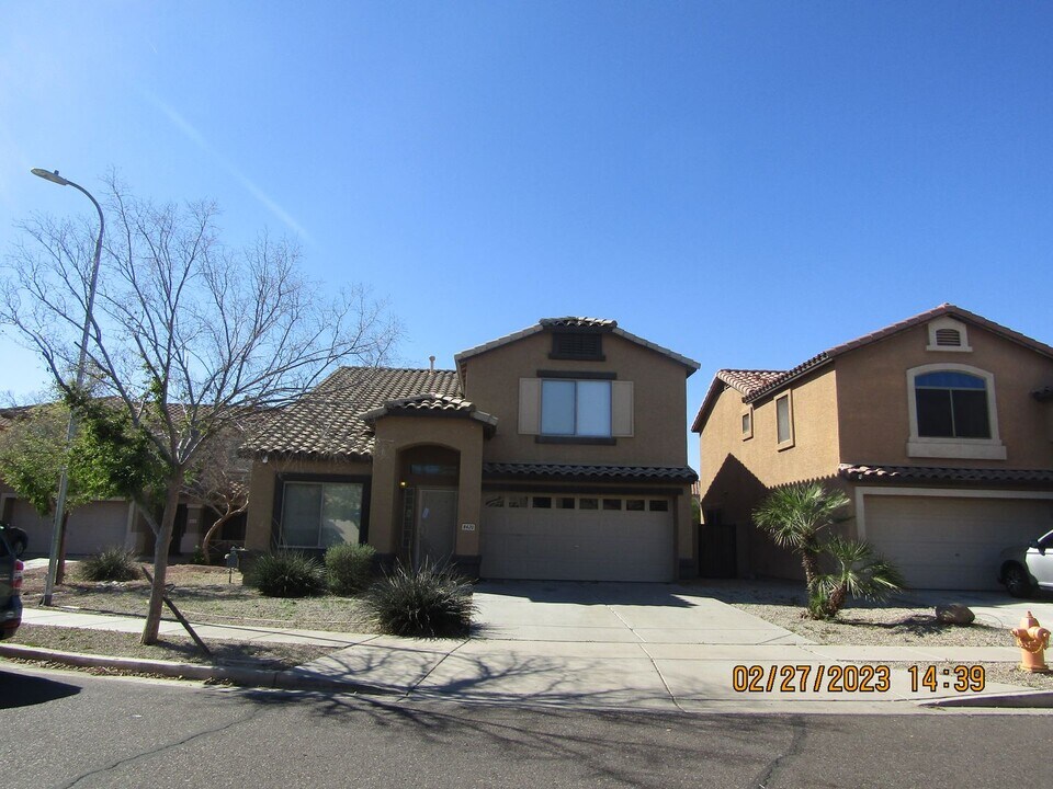 8420 S 50th Dr in Phoenix, AZ - Foto de edificio