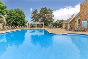 Chimney Hill in West Bloomfield, MI - Building Photo