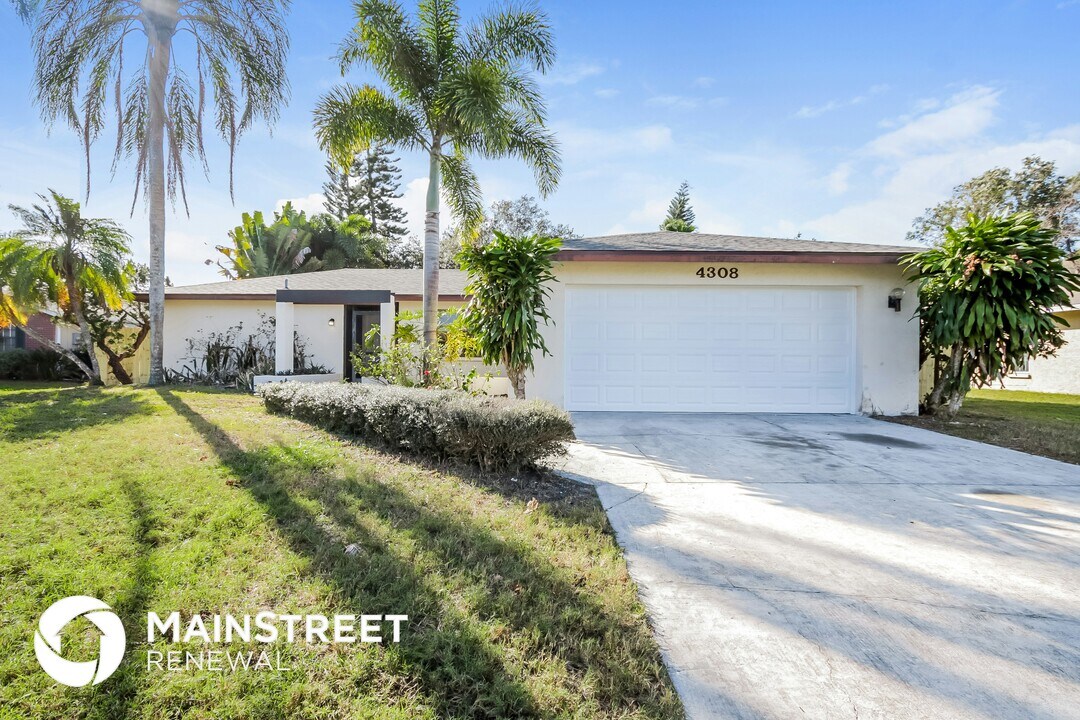 4308 Meadowland Cir in Sarasota, FL - Building Photo