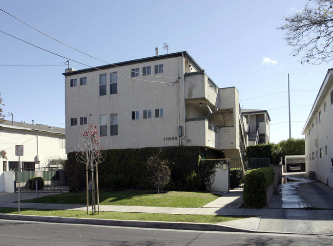 11882 Gale Ave in Hawthorne, CA - Foto de edificio - Building Photo