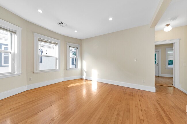 301 Alewife Brook Pky, Unit 2 in Somerville, MA - Foto de edificio - Building Photo