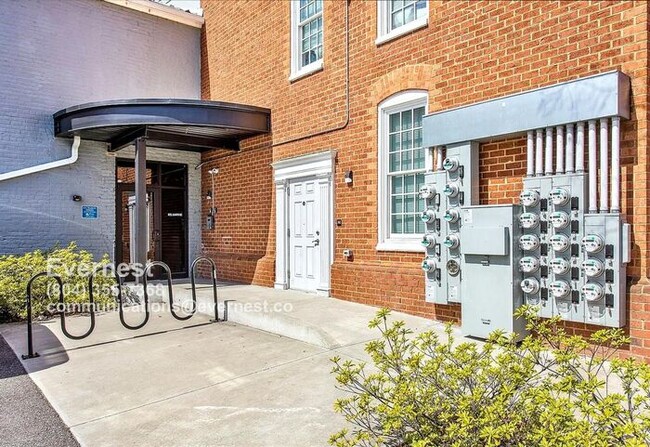 6 S Harvie St