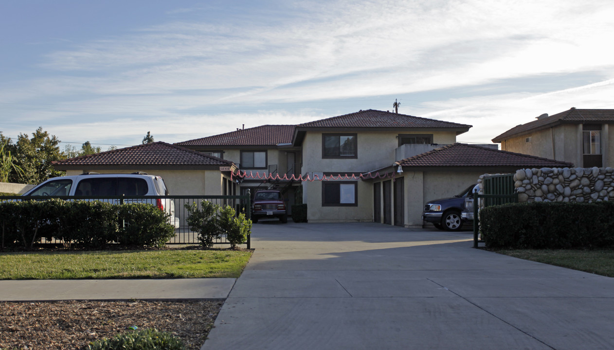 1455 W Stoneridge Ct in Ontario, CA - Foto de edificio