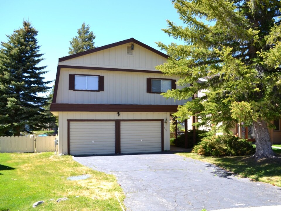 1875 Cascade Ct in South Lake Tahoe, CA - Building Photo