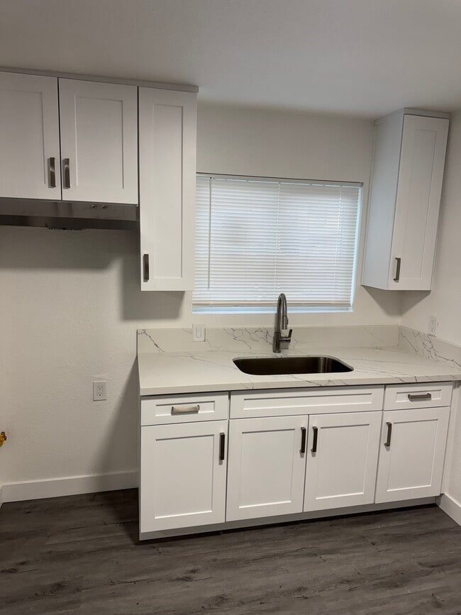 581 W 16th St in San Pedro, CA - Foto de edificio - Building Photo