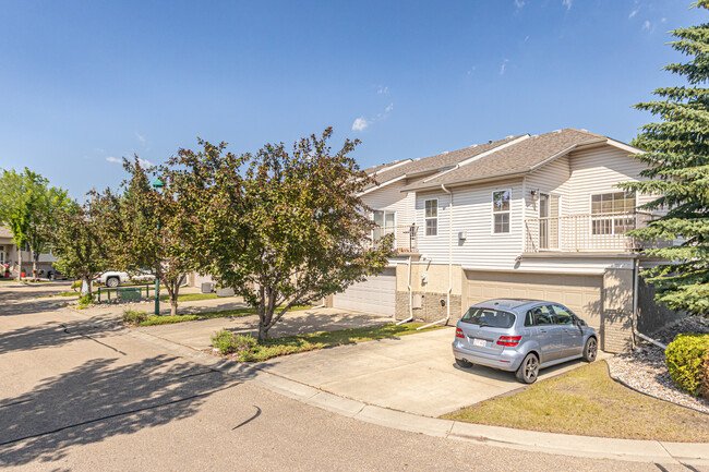 Riverside Court in Edmonton, AB - Building Photo - Building Photo