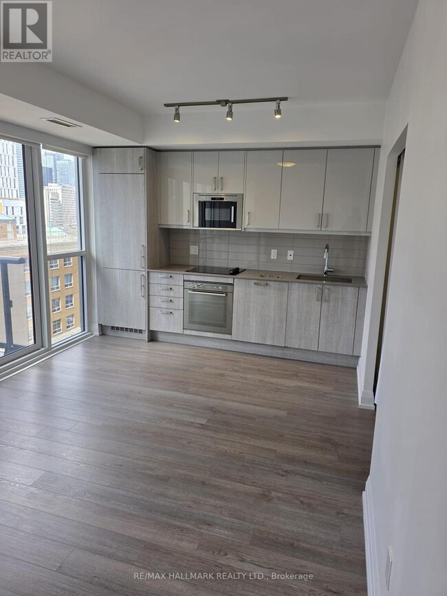 77-1577 Mutual St in Toronto, ON - Building Photo - Building Photo