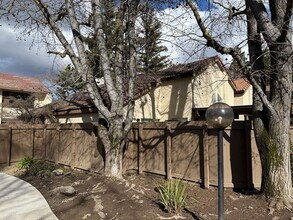 3701 Colonial Dr in Modesto, CA - Foto de edificio - Building Photo