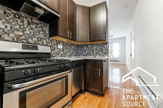 613 W Melrose St, Unit B2 in Chicago, IL - Foto de edificio - Building Photo