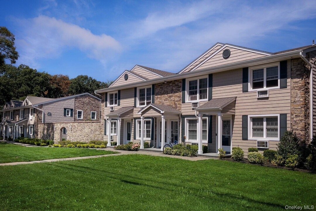 63 Island Blvd in Bohemia, NY - Building Photo