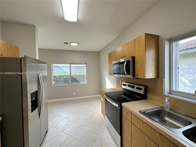 7611 NW 99th Terrace in Tamarac, FL - Building Photo - Building Photo