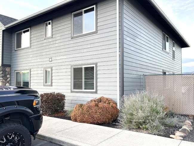 250 Lone Pine Ln in The Dalles, OR - Building Photo - Building Photo