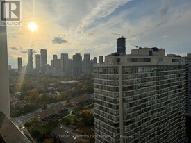 30 Elm Dr W in Mississauga, ON - Building Photo