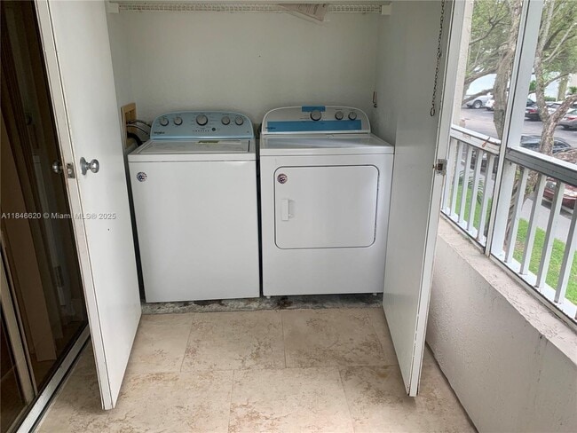 2841 N Oakland Forest Dr in Oakland Park, FL - Building Photo - Building Photo