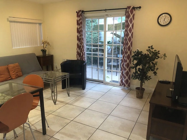 245 W Elm Ave, Unit #2 - Detached Home in Burbank, CA - Foto de edificio - Building Photo